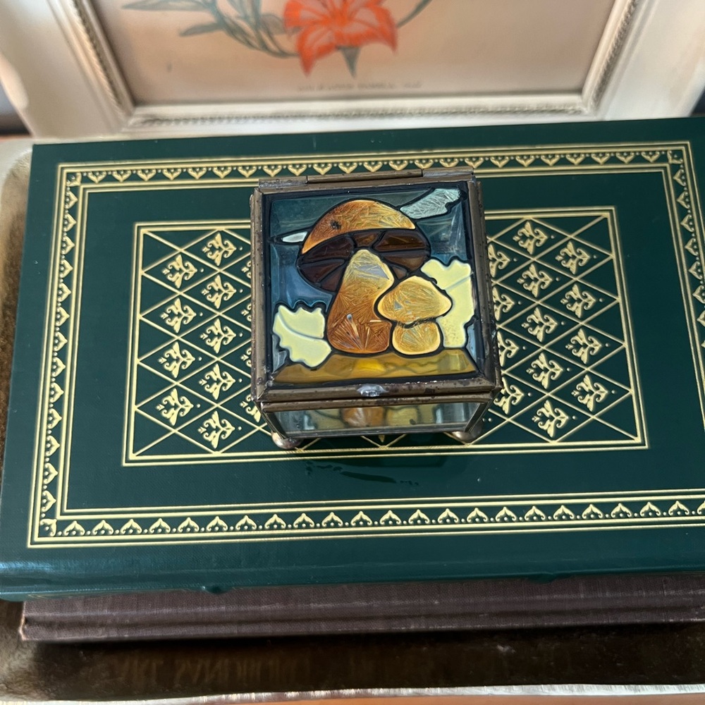 Vintage mushroom trinket box